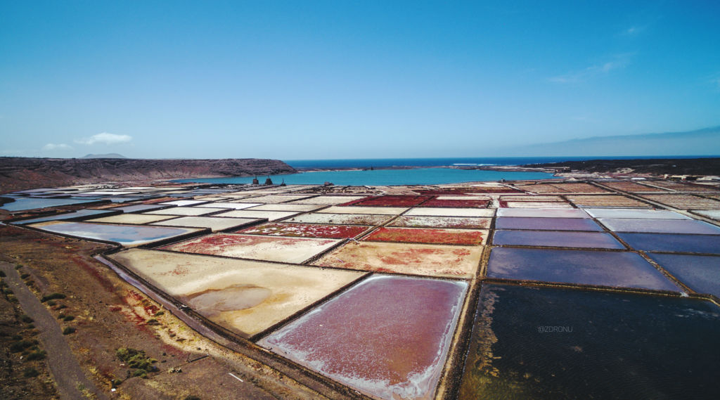 Soľné polia na Lanzarote na Kanárskych ostrovoch