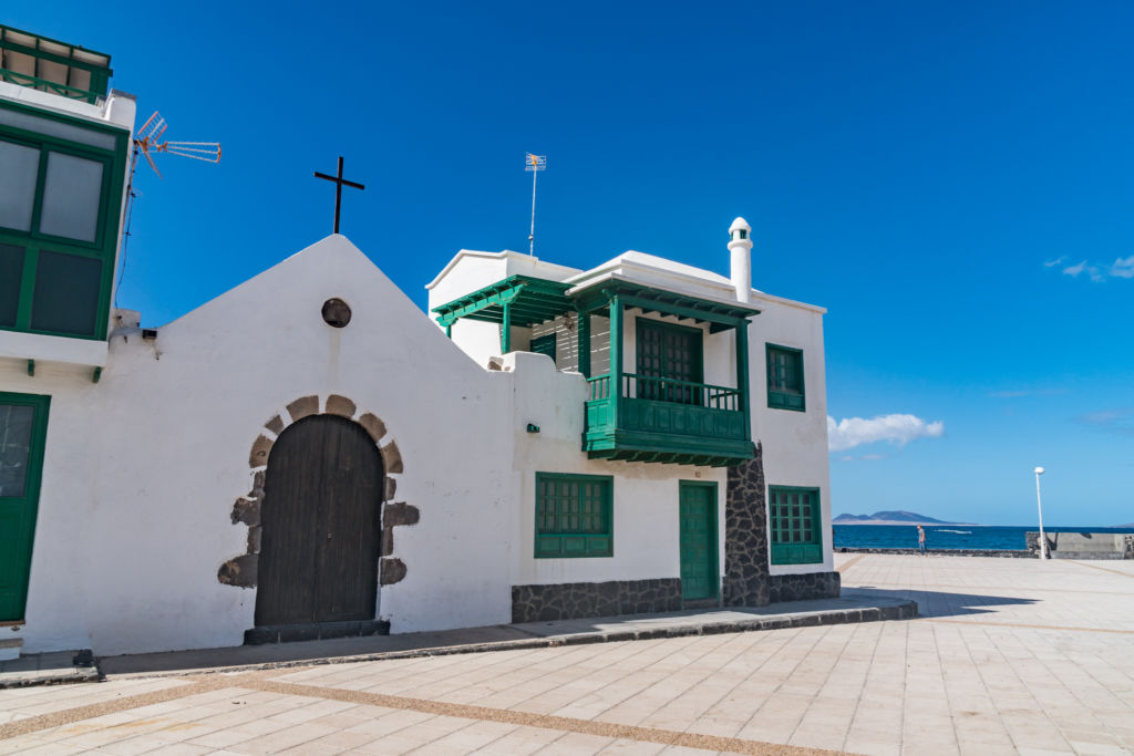 Pláž Caleta de Famara na Lanzarote plná surfistov